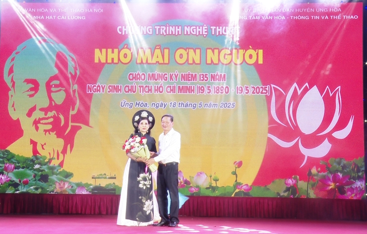 Chương trình văn nghệ  “Nhớ mãi ơn Người” chào mừng 135 năm ngày sinh Chủ tịch Hồ Chí Minh.- Ảnh 1.