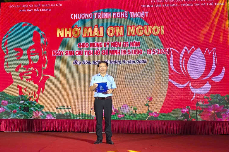 Chương trình văn nghệ  “Nhớ mãi ơn Người” chào mừng 135 năm ngày sinh Chủ tịch Hồ Chí Minh.- Ảnh 2.