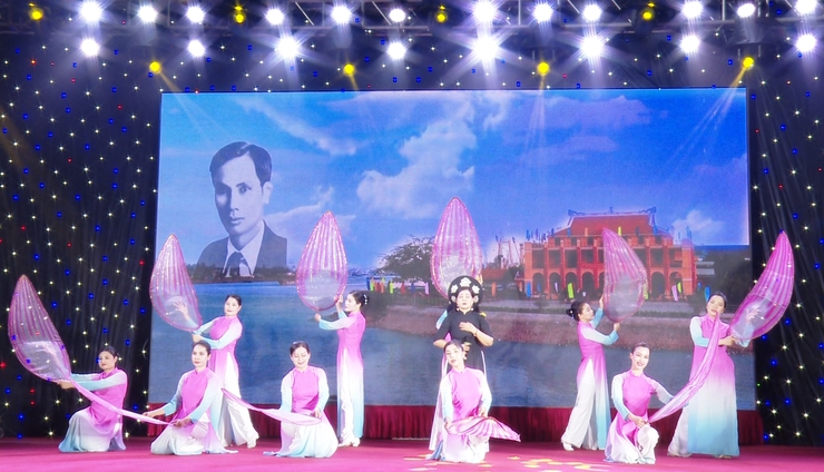 Chương trình văn nghệ  “Nhớ mãi ơn Người” chào mừng 135 năm ngày sinh Chủ tịch Hồ Chí Minh.- Ảnh 4.