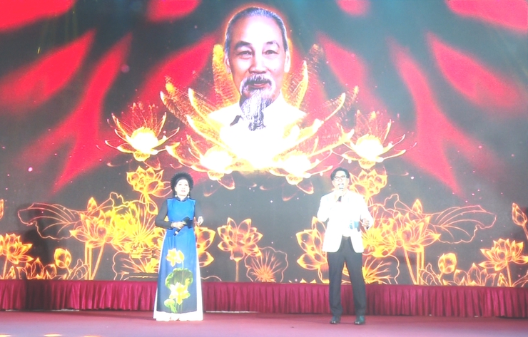 Chương trình văn nghệ  “Nhớ mãi ơn Người” chào mừng 135 năm ngày sinh Chủ tịch Hồ Chí Minh.- Ảnh 7.