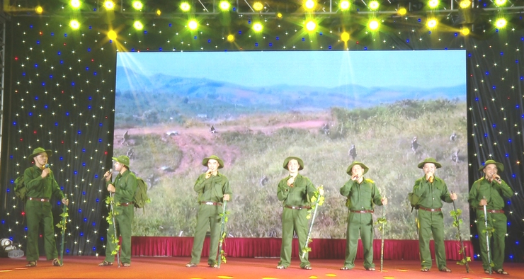 Chương trình văn nghệ  “Nhớ mãi ơn Người” chào mừng 135 năm ngày sinh Chủ tịch Hồ Chí Minh.- Ảnh 5.