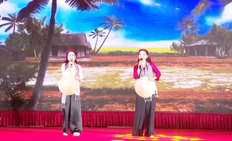 Chương trình văn nghệ  “Nhớ mãi ơn Người” chào mừng 135 năm ngày sinh Chủ tịch Hồ Chí Minh.- Ảnh 9.
