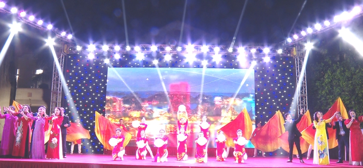 Chương trình văn nghệ  “Nhớ mãi ơn Người” chào mừng 135 năm ngày sinh Chủ tịch Hồ Chí Minh.- Ảnh 11.