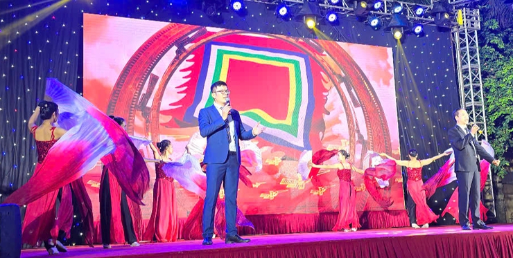 Chương trình văn nghệ  “Nhớ mãi ơn Người” chào mừng 135 năm ngày sinh Chủ tịch Hồ Chí Minh.- Ảnh 13.