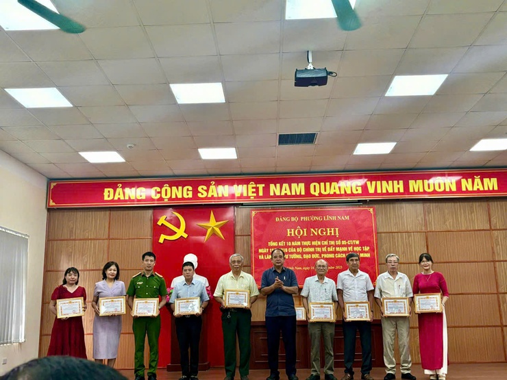 Đảng bộ phường Lĩnh Nam tổ chức Hội nghị "Tổng kết 10 năm thực hiện Chỉ thị số 05-CT/TW, ngày 15/5/2016 của Bộ Chính trị về "Đẩy mạnh học tập và làm theo tư tưởng, đạo đức, phong cách Hồ Chí Minh".

- Ảnh 1.
