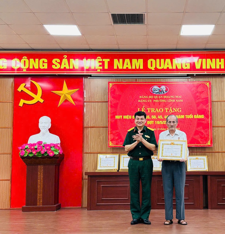 LỄ TRAO HUY HIỆU ĐẢNG DỊP 19/5/2025- Ảnh 1.