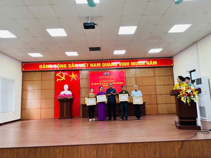LỄ TRAO HUY HIỆU ĐẢNG DỊP 19/5/2025- Ảnh 2.