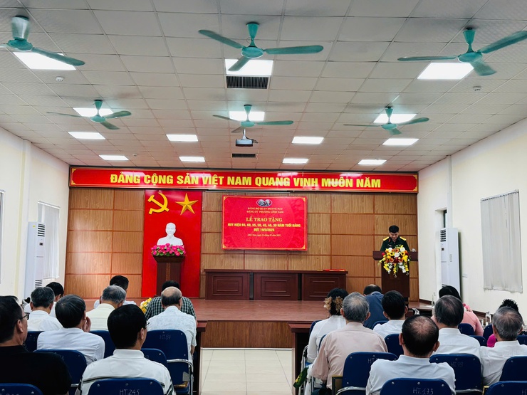 LỄ TRAO HUY HIỆU ĐẢNG DỊP 19/5/2025- Ảnh 3.