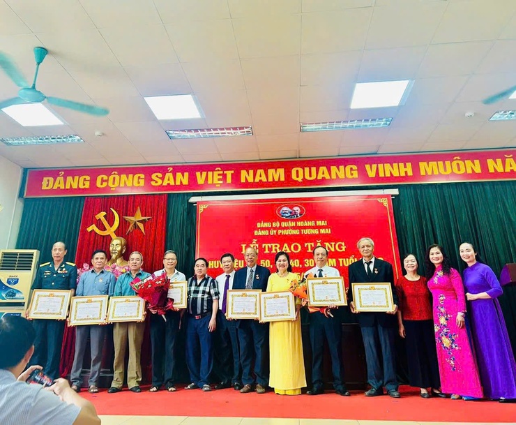 Đảng bộ phường Tương Mai trang trọng tổ chức Lễ trao, tặng huy hiệu Đảng đợt 19/5/2025 - Ảnh 1.