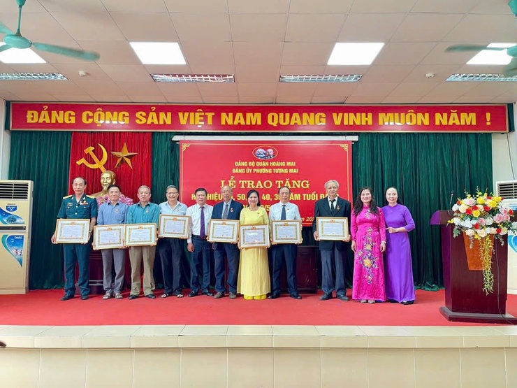 Đảng bộ phường Tương Mai trang trọng tổ chức Lễ trao, tặng huy hiệu Đảng đợt 19/5/2025 - Ảnh 2.
