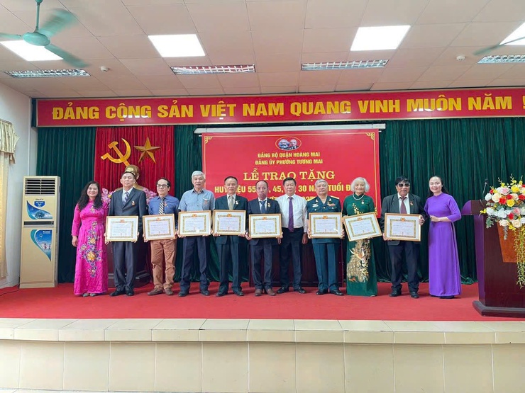 Đảng bộ phường Tương Mai trang trọng tổ chức Lễ trao, tặng huy hiệu Đảng đợt 19/5/2025 - Ảnh 3.