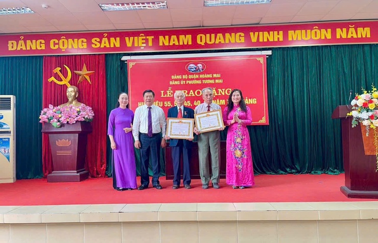 Đảng bộ phường Tương Mai trang trọng tổ chức Lễ trao, tặng huy hiệu Đảng đợt 19/5/2025 - Ảnh 4.