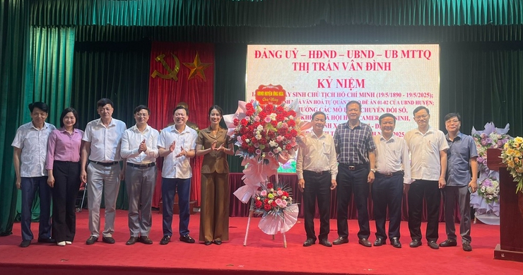 Thị trấn Vân Đình kỷ niệm 135 năm ngày sinh Chủ tịch Hồ Chí Minh, ra mắt mô hình Nhà Văn hoá tự quản, mô hình Chuyển đổi số.- Ảnh 1.