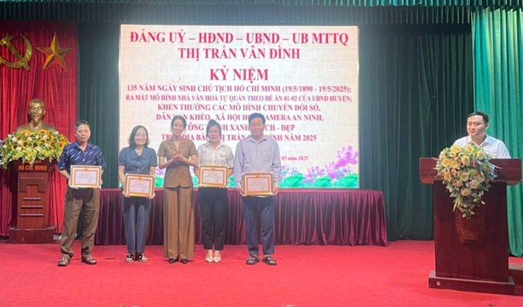 Thị trấn Vân Đình kỷ niệm 135 năm ngày sinh Chủ tịch Hồ Chí Minh, ra mắt mô hình Nhà Văn hoá tự quản, mô hình Chuyển đổi số.- Ảnh 4.