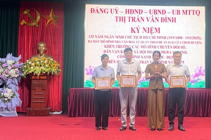 Thị trấn Vân Đình kỷ niệm 135 năm ngày sinh Chủ tịch Hồ Chí Minh, ra mắt mô hình Nhà Văn hoá tự quản, mô hình Chuyển đổi số.- Ảnh 5.