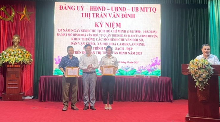 Thị trấn Vân Đình kỷ niệm 135 năm ngày sinh Chủ tịch Hồ Chí Minh, ra mắt mô hình Nhà Văn hoá tự quản, mô hình Chuyển đổi số.- Ảnh 6.
