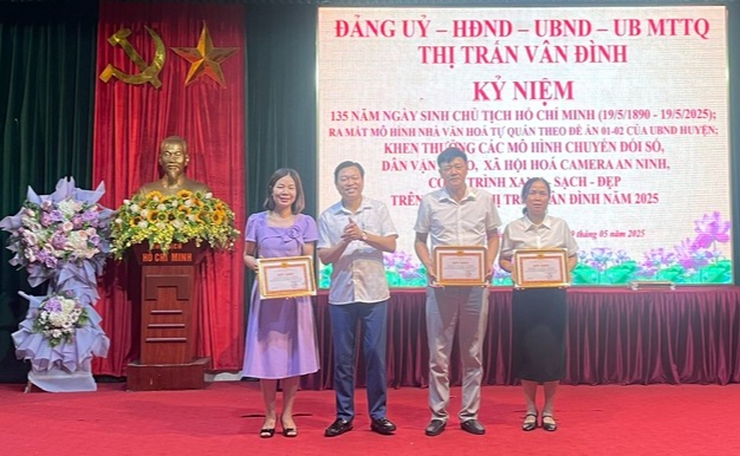 Thị trấn Vân Đình kỷ niệm 135 năm ngày sinh Chủ tịch Hồ Chí Minh, ra mắt mô hình Nhà Văn hoá tự quản, mô hình Chuyển đổi số.- Ảnh 7.
