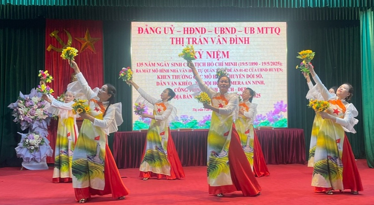 Thị trấn Vân Đình kỷ niệm 135 năm ngày sinh Chủ tịch Hồ Chí Minh, ra mắt mô hình Nhà Văn hoá tự quản, mô hình Chuyển đổi số.- Ảnh 8.