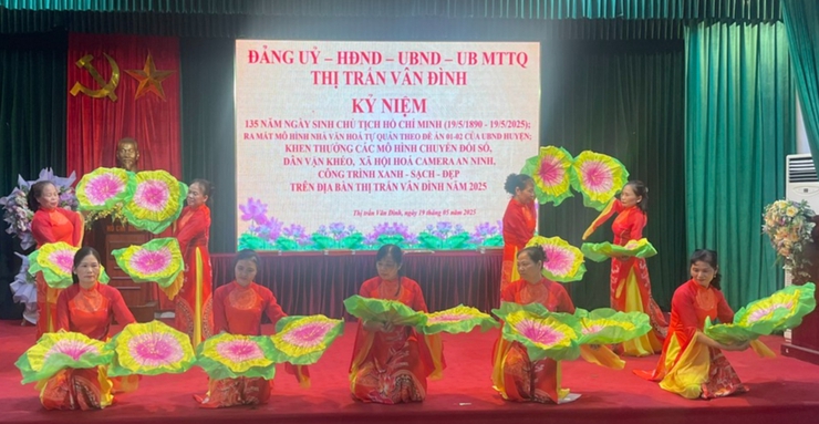 Thị trấn Vân Đình kỷ niệm 135 năm ngày sinh Chủ tịch Hồ Chí Minh, ra mắt mô hình Nhà Văn hoá tự quản, mô hình Chuyển đổi số.- Ảnh 9.