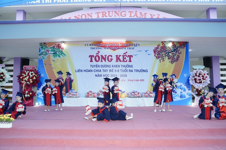 Trường mầm non Khai Thái tổ chức tổng kết, tuyên dương khen thưởng, liên hoan chia tay bé 5-6 tuổi ra trường năm học 2024-2025- Ảnh 2.