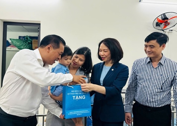 Phó Chủ tịch UBND Thành phố Vũ Thu Hà thăm và tặng quà cho trẻ em Trung tâm Bảo trợ xã hội 3 Hà Nội nhân ngày Quốc tế thiếu nhi 01/6- Ảnh 1.