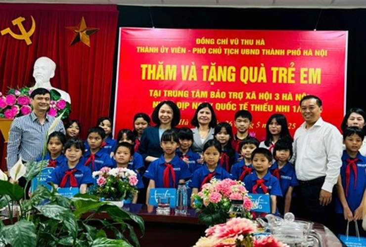 Phó Chủ tịch UBND Thành phố Vũ Thu Hà thăm và tặng quà cho trẻ em Trung tâm Bảo trợ xã hội 3 Hà Nội nhân ngày Quốc tế thiếu nhi 01/6- Ảnh 2.