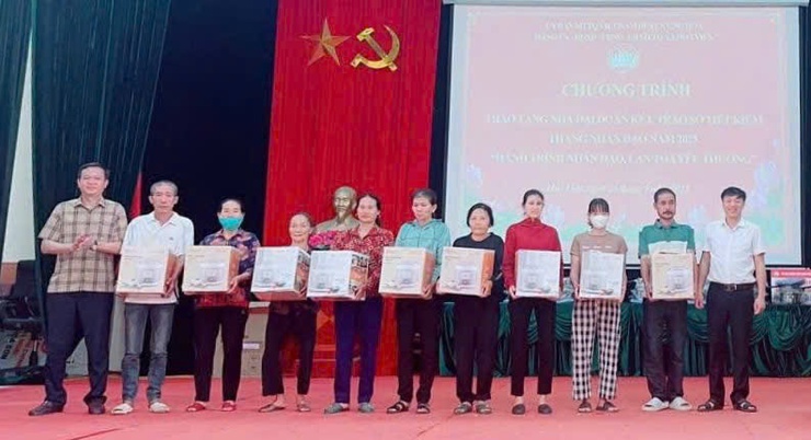 Đồng chí Chủ tịch Ủy ban MTTQ Việt Nam huyện Ứng Hòa trao tặng quà cho các hộ có hoàn cảnh khó khăn trên địa bàn xã Hoa Viên- Ảnh 1.