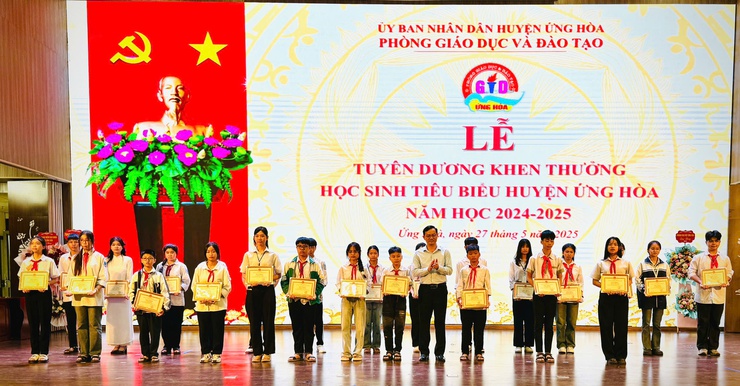 Ứng Hòa tuyên dương 296 học sinh giỏi tiêu biểu 
năm học 2024 - 2025- Ảnh 10.