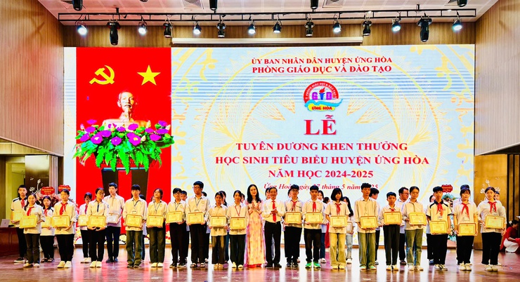 Ứng Hòa tuyên dương 296 học sinh giỏi tiêu biểu 
năm học 2024 - 2025- Ảnh 1.