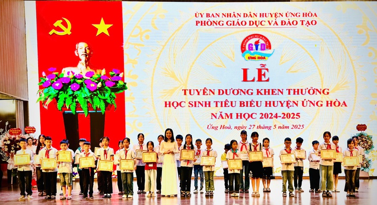 Ứng Hòa tuyên dương 296 học sinh giỏi tiêu biểu 
năm học 2024 - 2025- Ảnh 9.
