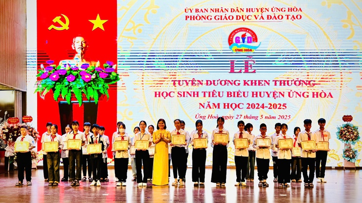 Ứng Hòa tuyên dương 296 học sinh giỏi tiêu biểu 
năm học 2024 - 2025- Ảnh 8.