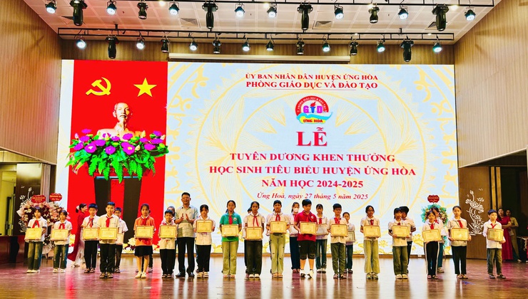 Ứng Hòa tuyên dương 296 học sinh giỏi tiêu biểu 
năm học 2024 - 2025- Ảnh 6.
