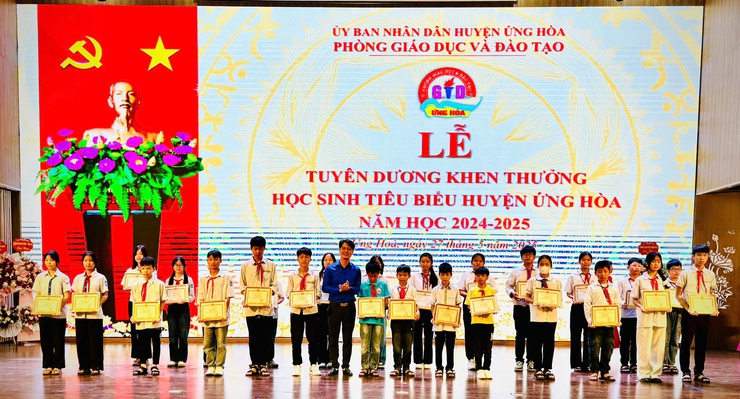 Ứng Hòa tuyên dương 296 học sinh giỏi tiêu biểu 
năm học 2024 - 2025- Ảnh 5.