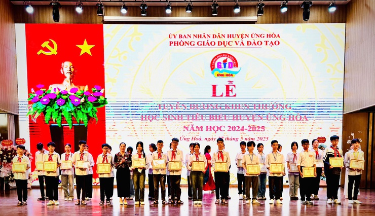 Ứng Hòa tuyên dương 296 học sinh giỏi tiêu biểu 
năm học 2024 - 2025- Ảnh 4.