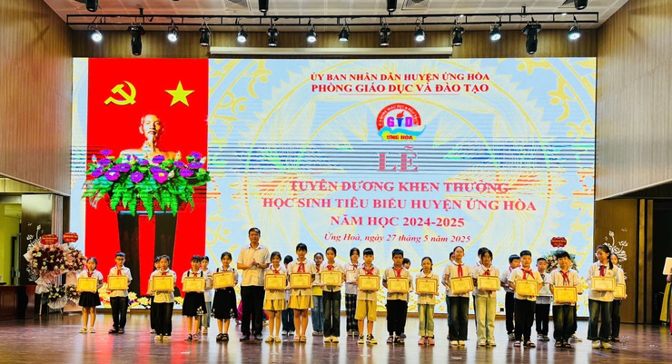 Ứng Hòa tuyên dương 296 học sinh giỏi tiêu biểu 
năm học 2024 - 2025- Ảnh 3.