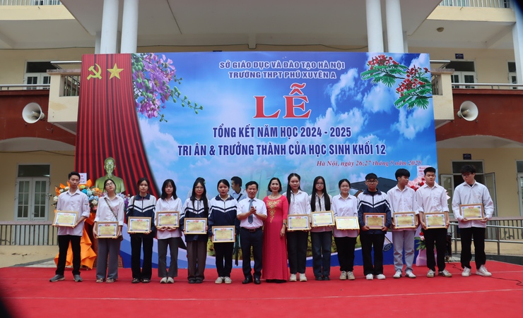 Trường THPT Phú Xuyên A tổ chức tổng kết năm học 2024 - 2025- Ảnh 4.