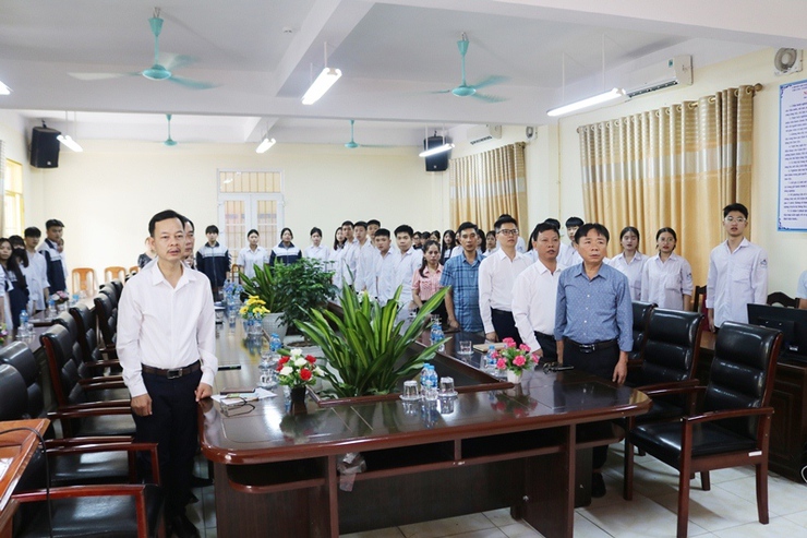 Trung tâm Giáo dục nghề nghiệp- Giáo dục thường xuyên Quốc Oai kết nạp Đảng cho 2 em học sinh ưu tú- Ảnh 1.