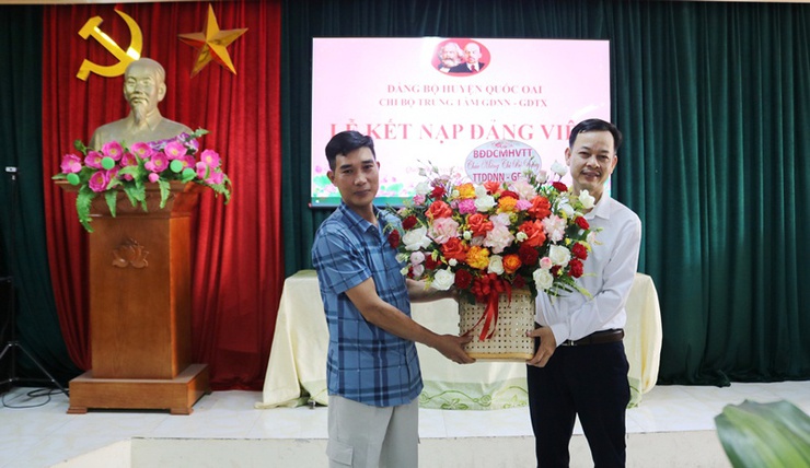 Trung tâm Giáo dục nghề nghiệp- Giáo dục thường xuyên Quốc Oai kết nạp Đảng cho 2 em học sinh ưu tú- Ảnh 10.