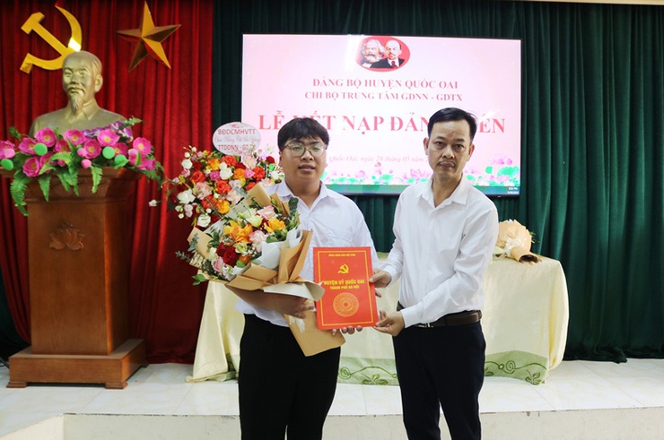 Trung tâm Giáo dục nghề nghiệp- Giáo dục thường xuyên Quốc Oai kết nạp Đảng cho 2 em học sinh ưu tú- Ảnh 2.