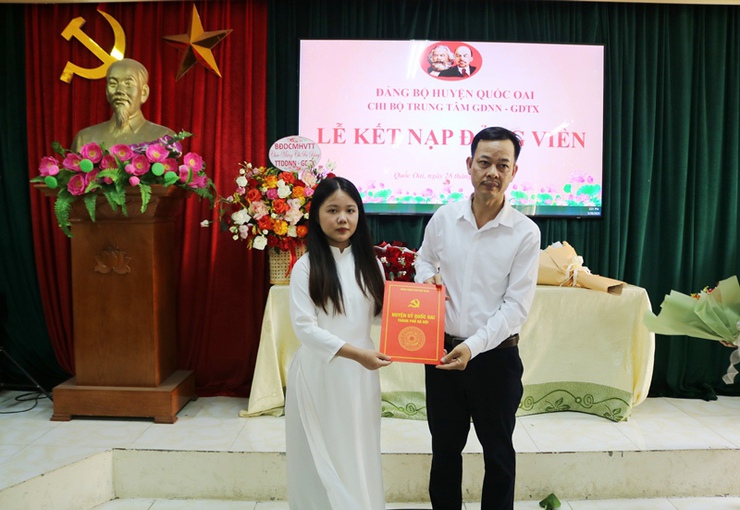 Trung tâm Giáo dục nghề nghiệp- Giáo dục thường xuyên Quốc Oai kết nạp Đảng cho 2 em học sinh ưu tú- Ảnh 3.