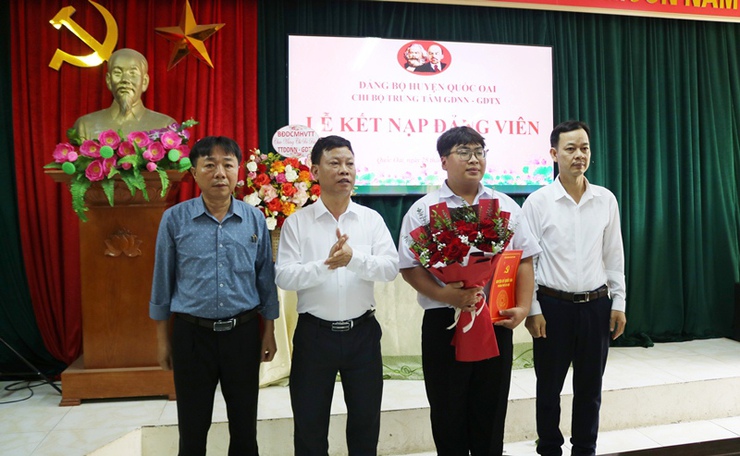 Trung tâm Giáo dục nghề nghiệp- Giáo dục thường xuyên Quốc Oai kết nạp Đảng cho 2 em học sinh ưu tú- Ảnh 4.