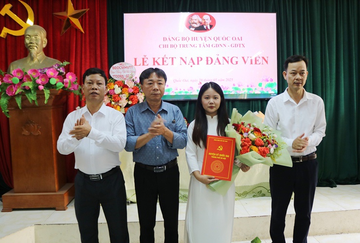 Trung tâm Giáo dục nghề nghiệp- Giáo dục thường xuyên Quốc Oai kết nạp Đảng cho 2 em học sinh ưu tú- Ảnh 5.