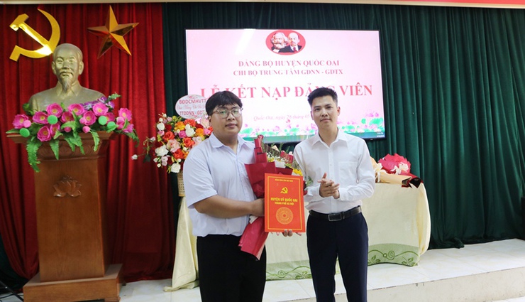 Trung tâm Giáo dục nghề nghiệp- Giáo dục thường xuyên Quốc Oai kết nạp Đảng cho 2 em học sinh ưu tú- Ảnh 6.