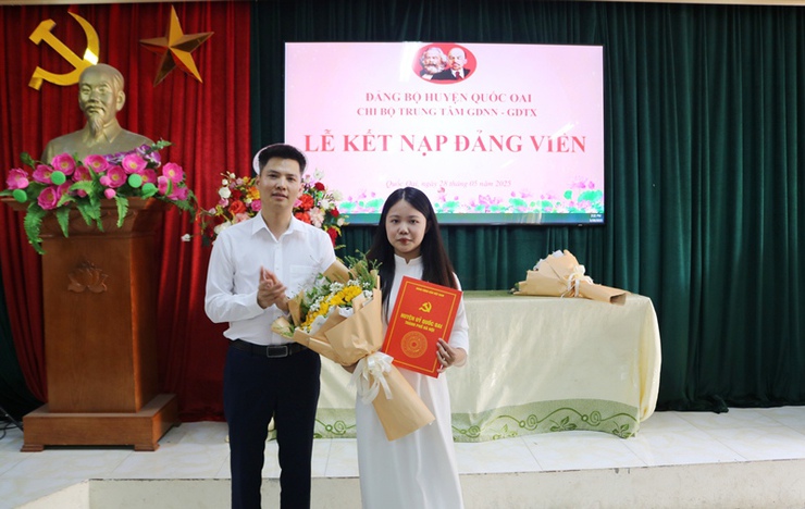 Trung tâm Giáo dục nghề nghiệp- Giáo dục thường xuyên Quốc Oai kết nạp Đảng cho 2 em học sinh ưu tú- Ảnh 7.