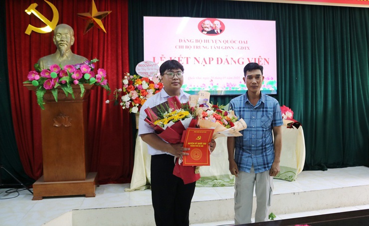 Trung tâm Giáo dục nghề nghiệp- Giáo dục thường xuyên Quốc Oai kết nạp Đảng cho 2 em học sinh ưu tú- Ảnh 8.