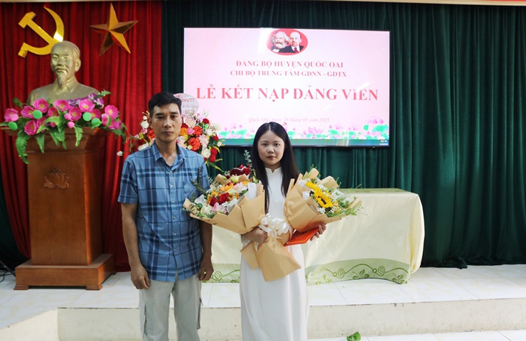 Trung tâm Giáo dục nghề nghiệp- Giáo dục thường xuyên Quốc Oai kết nạp Đảng cho 2 em học sinh ưu tú- Ảnh 9.