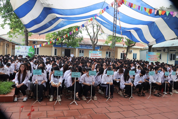 Trường THPT Nguyễn Bỉnh Khiêm tổng kết năm học 2024 – 2025; tuyên dương, khen thưởng cho các em học sinh có nhiều nỗ lực, đạt thành tích cao- Ảnh 2.