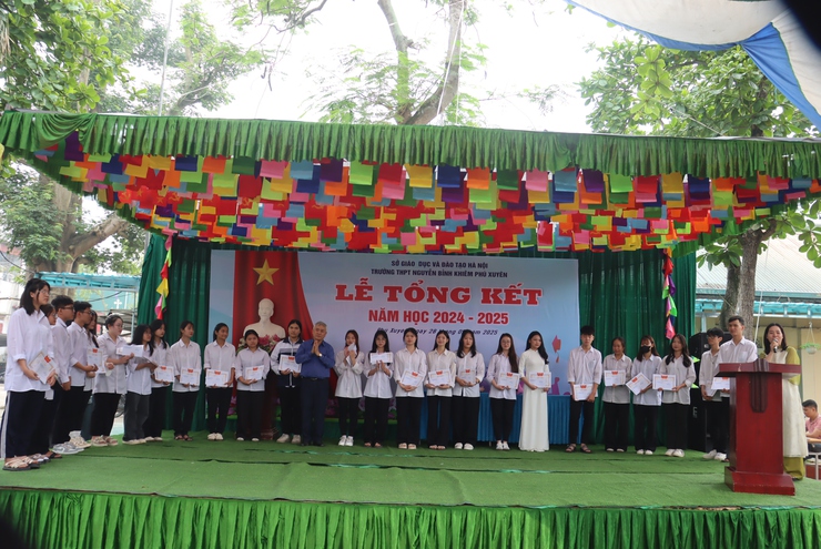 Trường THPT Nguyễn Bỉnh Khiêm tổng kết năm học 2024 – 2025; tuyên dương, khen thưởng cho các em học sinh có nhiều nỗ lực, đạt thành tích cao- Ảnh 3.