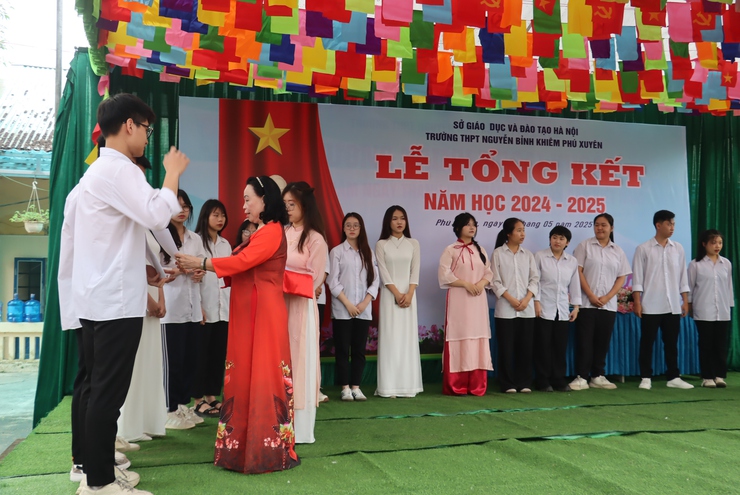 Trường THPT Nguyễn Bỉnh Khiêm tổng kết năm học 2024 – 2025; tuyên dương, khen thưởng cho các em học sinh có nhiều nỗ lực, đạt thành tích cao- Ảnh 4.
