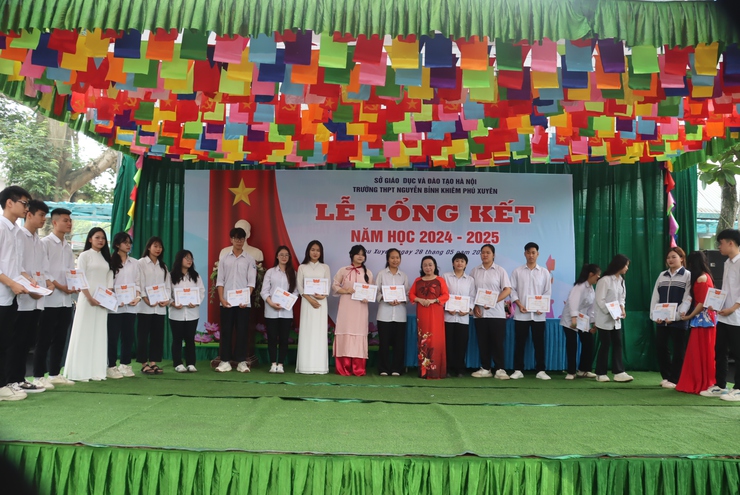 Trường THPT Nguyễn Bỉnh Khiêm tổng kết năm học 2024 – 2025; tuyên dương, khen thưởng cho các em học sinh có nhiều nỗ lực, đạt thành tích cao- Ảnh 5.
